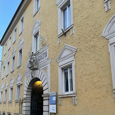 Urban Retreat - And Historic Apartment